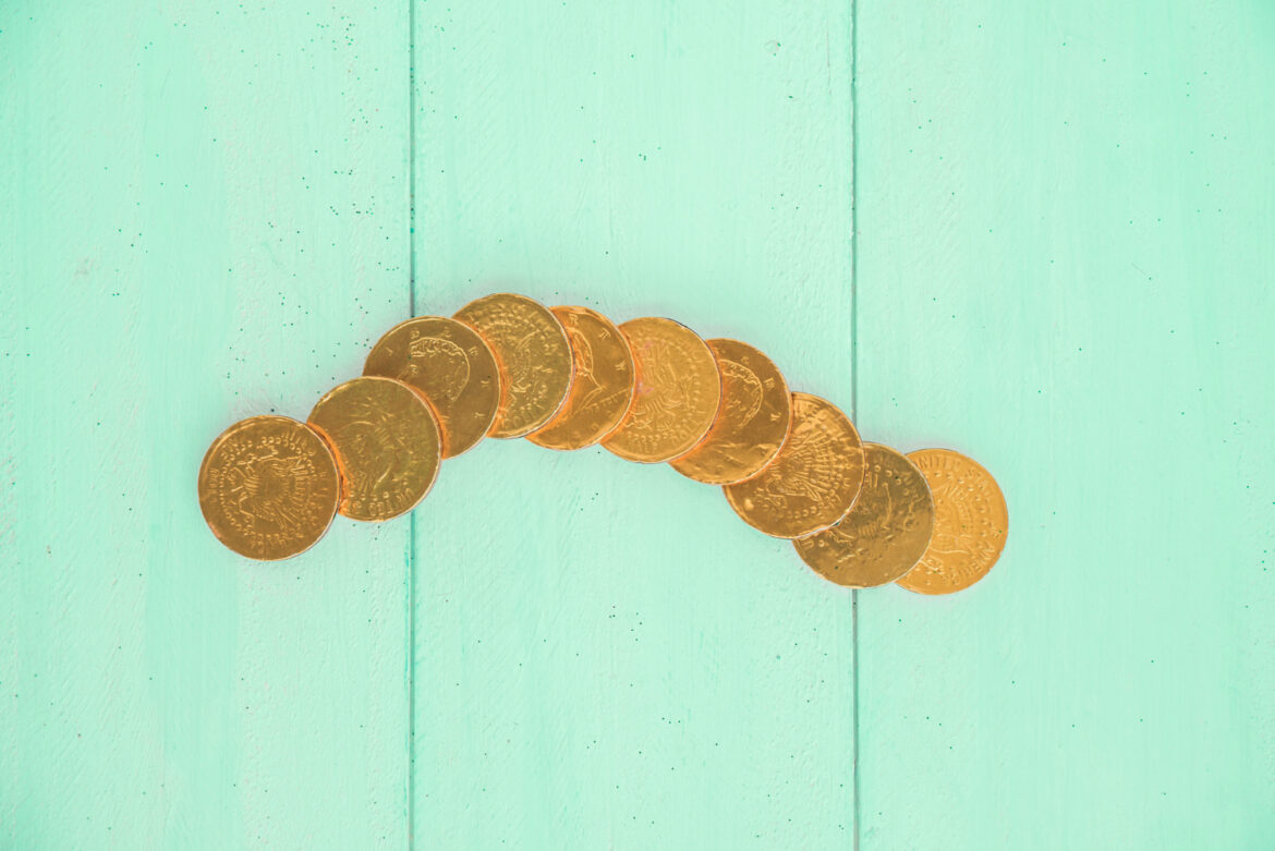 Dans quelles pièces d'or investir ? Le guide complet pour un investissement réussi 1 pièces d'or posées sur une table verte