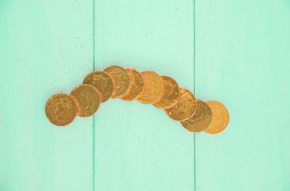 Dans quelles pièces d'or investir ? Le guide complet pour un investissement réussi 1 pièces d'or posées sur une table verte